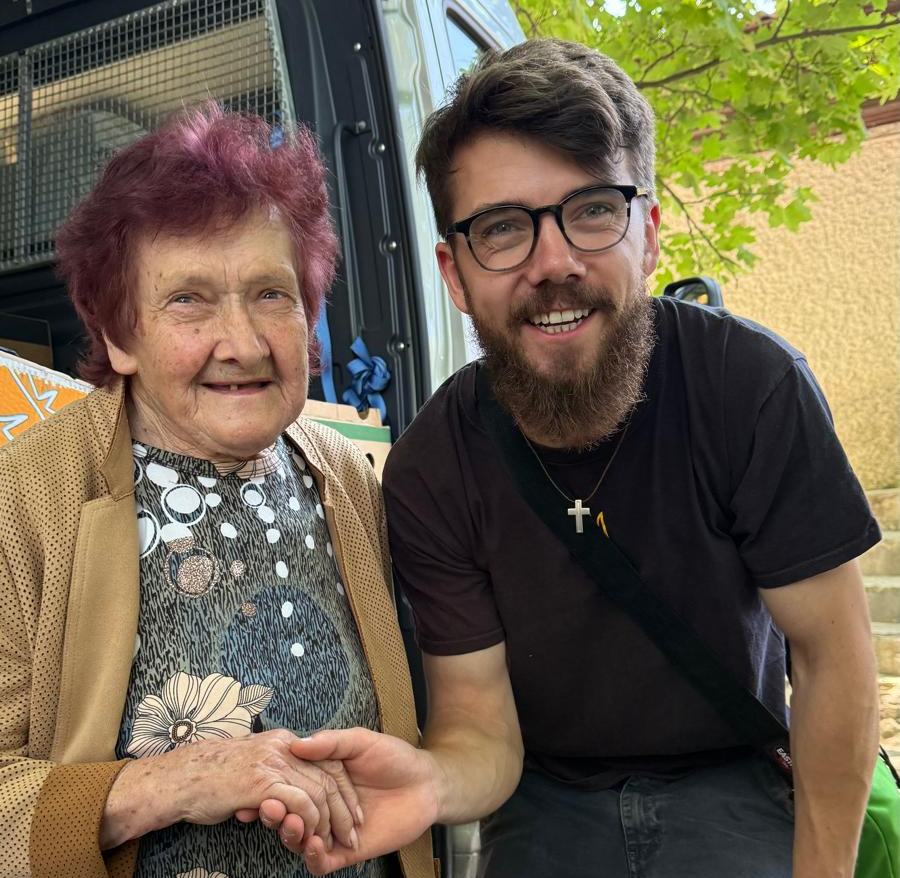 Boas Kienapfel von arise + shine mit einer Dame beim Hilfseinsatz
